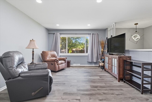 Building Photo - 830 Russell Ave