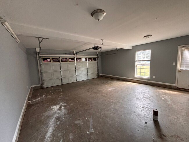 Building Photo - 5 Bedrooms- 3 Bathroom- House in West Rome!