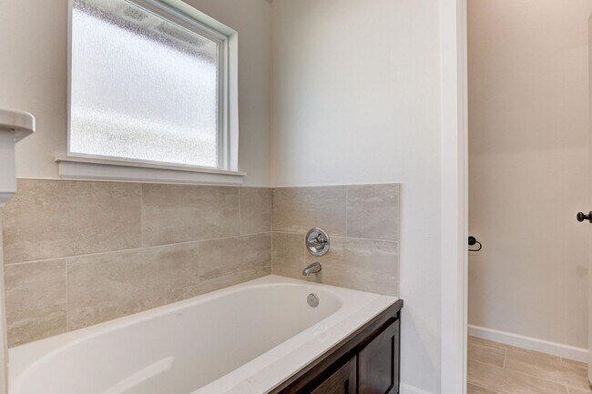 Building Photo - Brand New Home in Mustang!