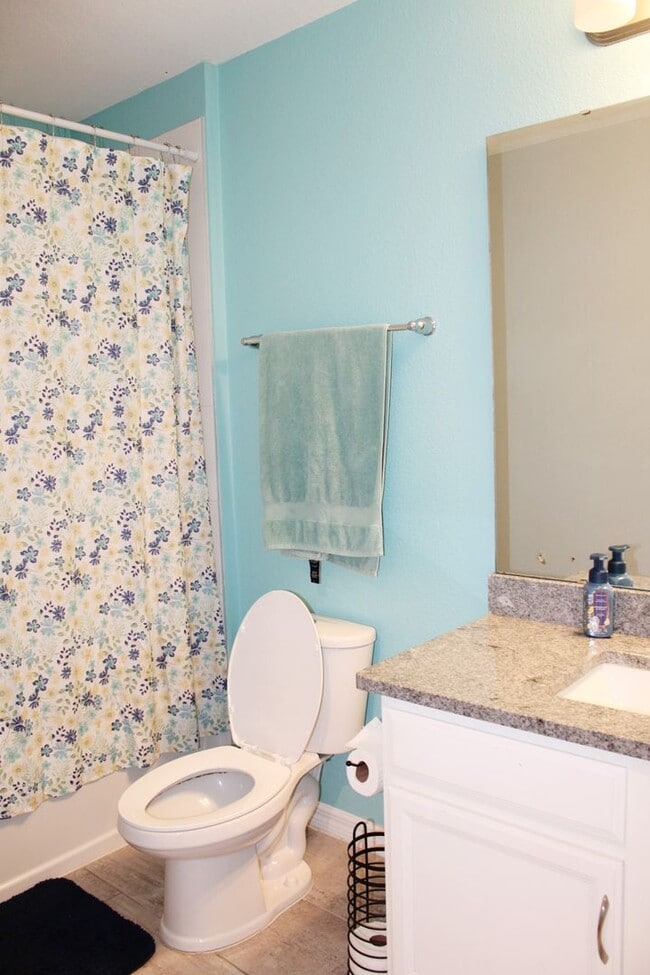Building Photo - Spacious 5-Bedroom Pool Home for Rent in H...