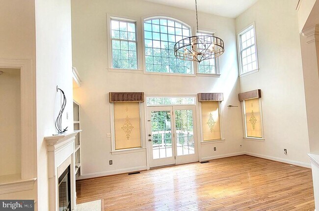 Building Photo - 15292 Golf View Dr