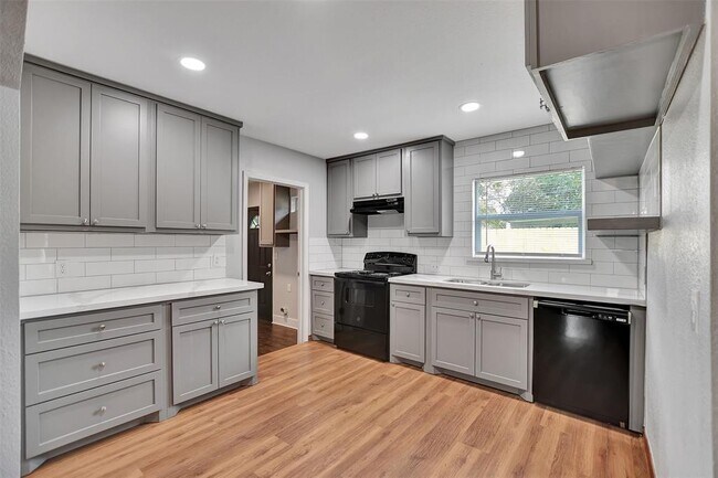 Building Photo - 6961 Peyton St