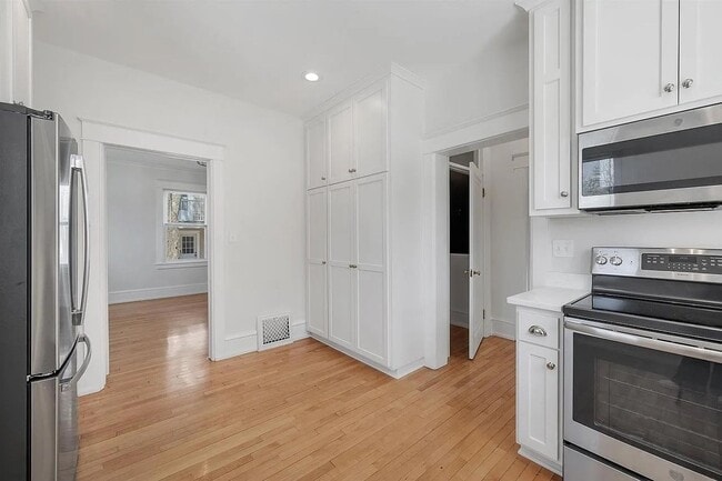 Building Photo - Charming Cape Cod Single Family
