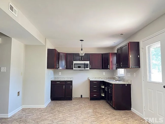 Building Photo - 2 Bedroom Single Family Residential or Office