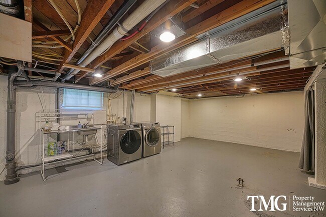 Building Photo - 3 BD SW Portland Home Near Multnomah Village