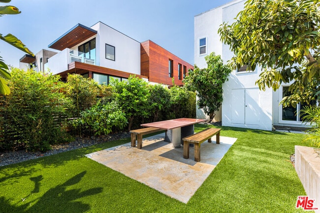 Building Photo - 8718 Rosewood Ave