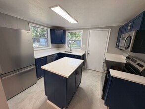 Building Photo - 3 Bed / 2 Bath Single-Family | Effective Rent After Credit