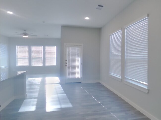 Building Photo - 9835 Willow Creek Commerce Dr