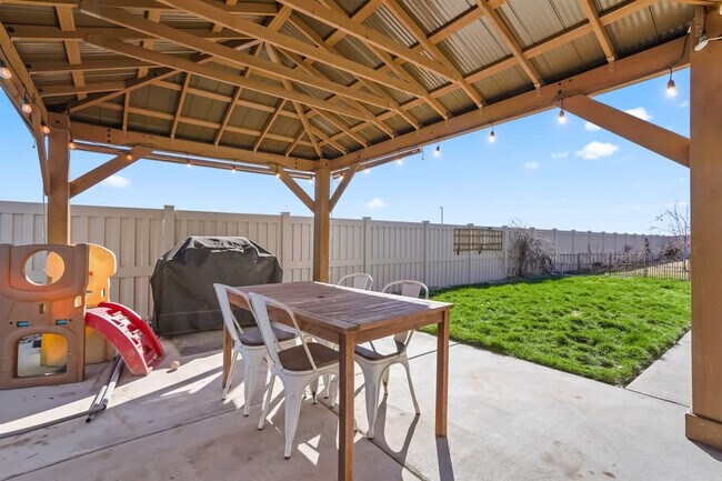 Building Photo - 304 Cliff Swallow Ave