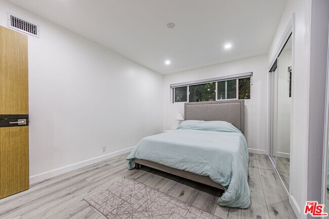 Building Photo - 722 Lincoln Blvd