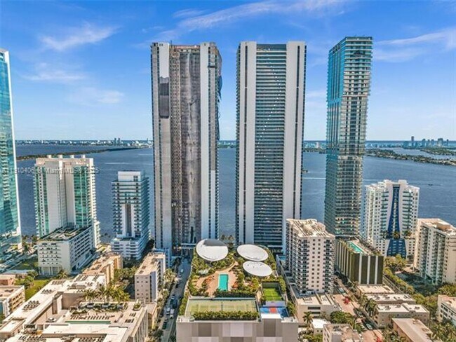 Building Photo - 700 NE 24th St