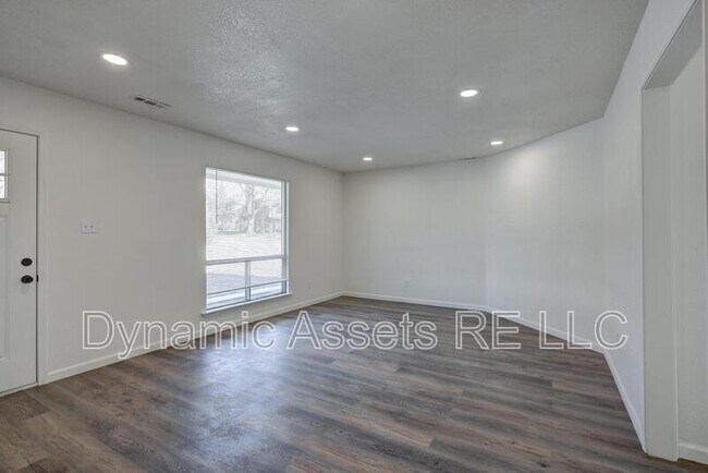 Building Photo - 1902 John F Kennedy St