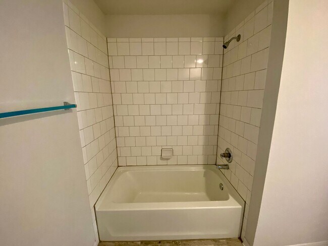 Building Photo - NO RENT PAYMENT UNTIL JANUARY