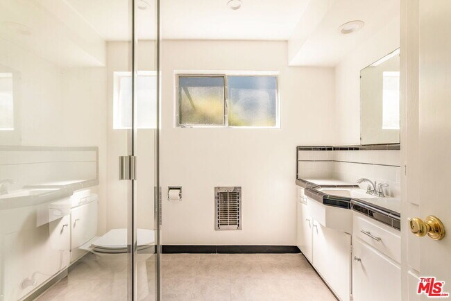 Building Photo - 2535 Ivanhoe Dr