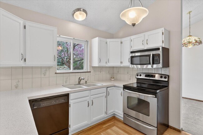 Building Photo - 4BR/4BA Updated Home with Finished Basement Suite & Landscaped Yard