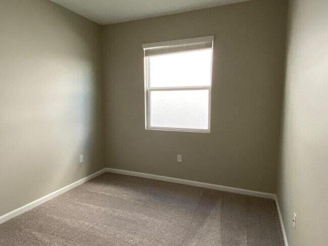 Building Photo - 308 Lake Smart Cir