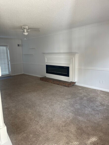 Building Photo - 11 Crescent Ln