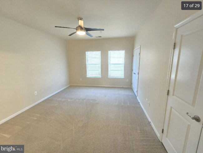 Building Photo - 3 Bedroom Beauty