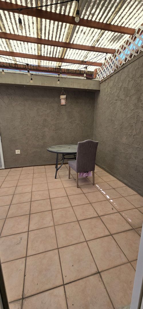 Building Photo - Centrally Located Redlands Townhome