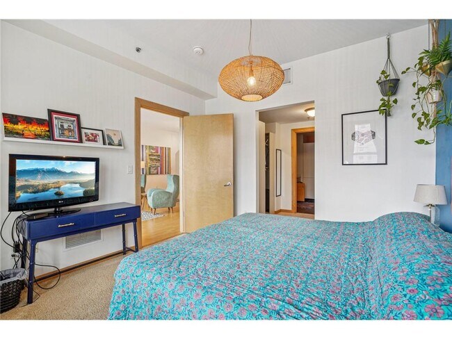 Building Photo - 401 N 2nd St