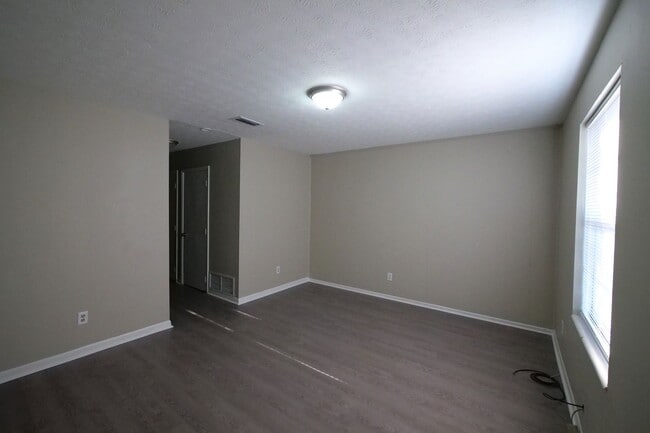 Building Photo - 2 BR / 1 BA Duplex on Atlas Road