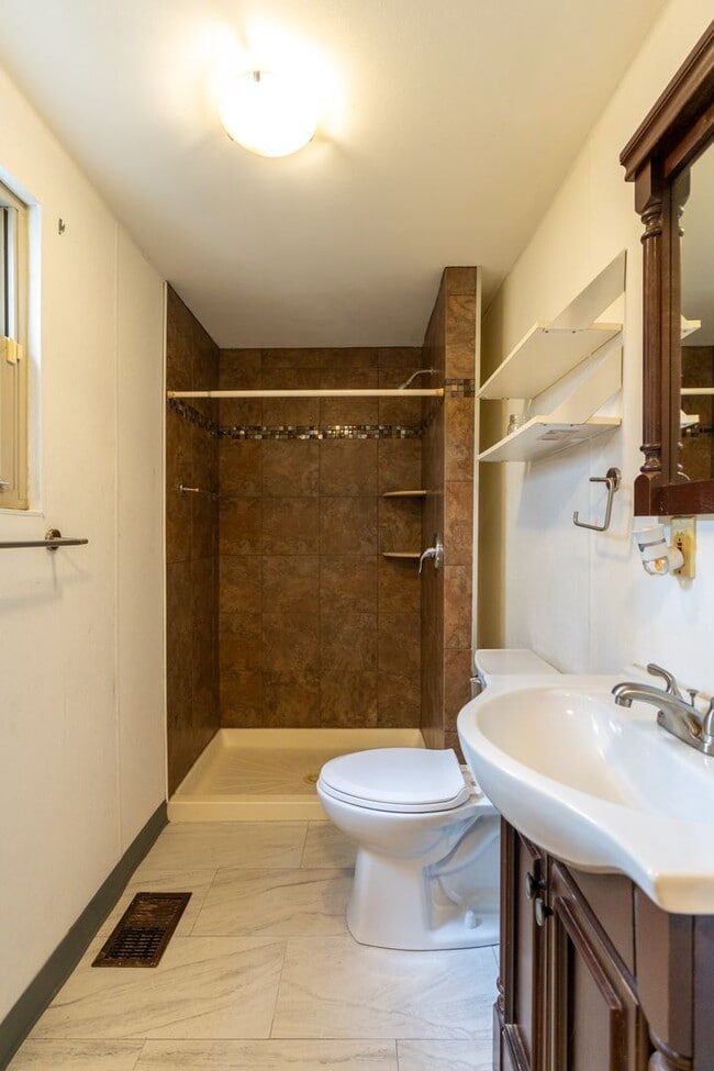 Building Photo - Charming 2 bedroom