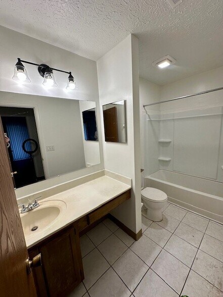 Building Photo - 2184 Hedgerow Road