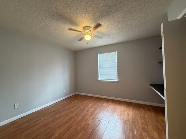 Building Photo - Spacious 3 Bedroom Townhome in Oak Park