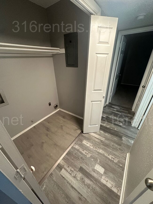 Building Photo - $895 - 2 bed 1 bath - Duplex