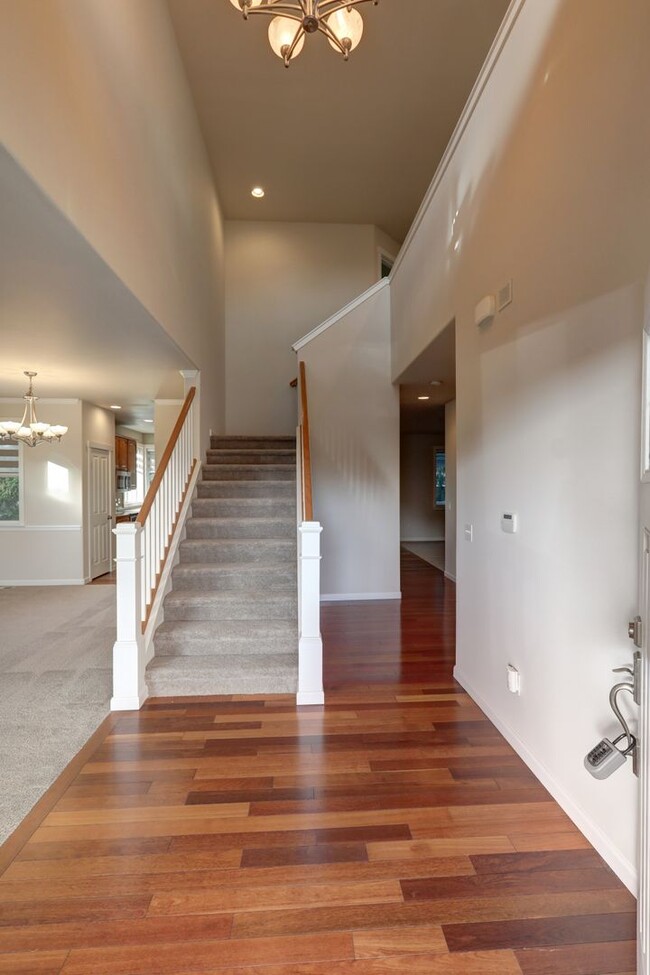 Building Photo - Well Maintained House Tucked Away on Dead-End Street Available!