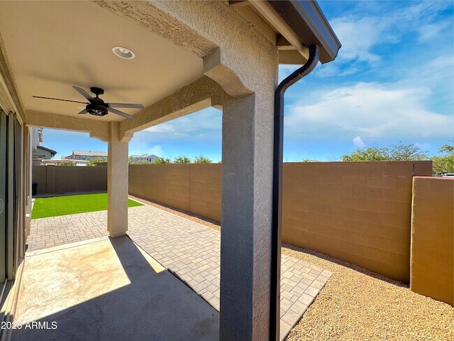 Building Photo - 9903 E Tillman Ave