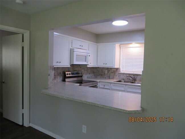Building Photo - 8716 Club House Dr