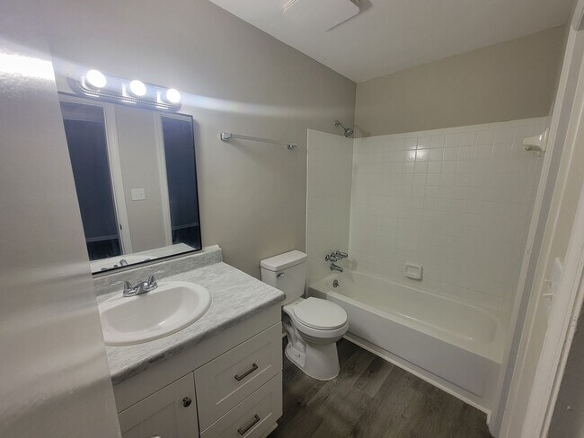 Building Photo - 1546 Hamilton Dr