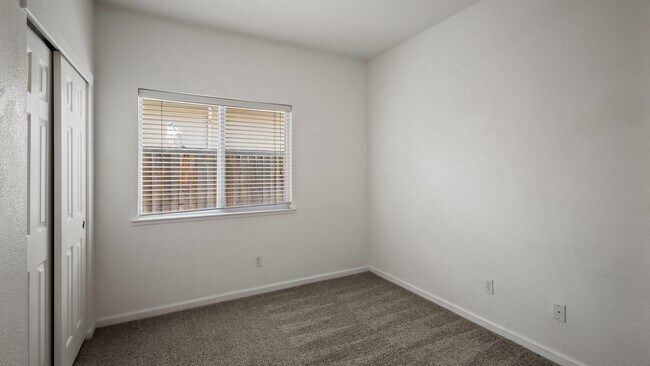Building Photo - 3 bed 2 bath in Green Valley!