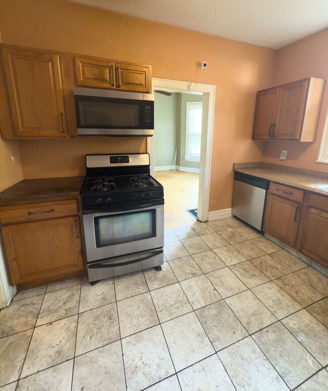 Building Photo - 3322 Clinton Ave