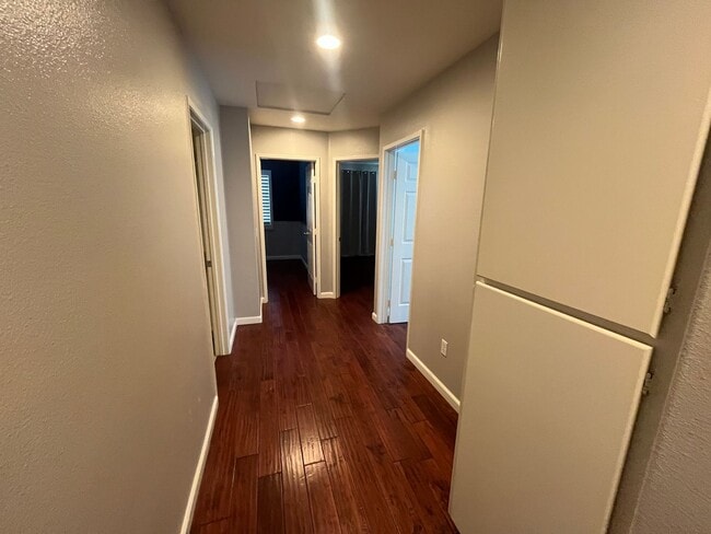 Building Photo - 4 Bedroom Townhome for Rent in Stevenson R...