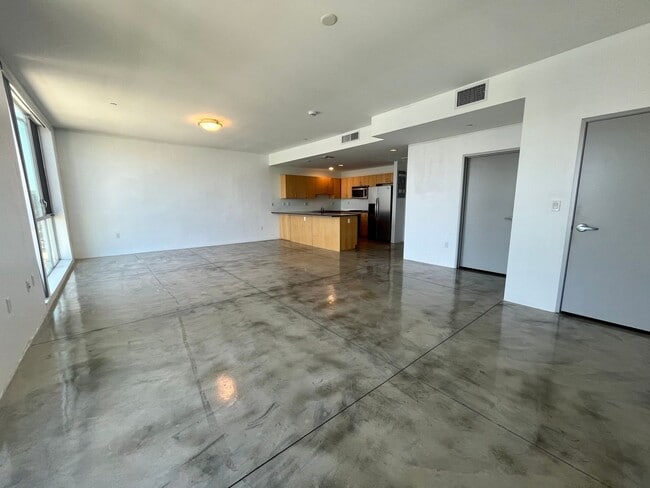 Building Photo - 285