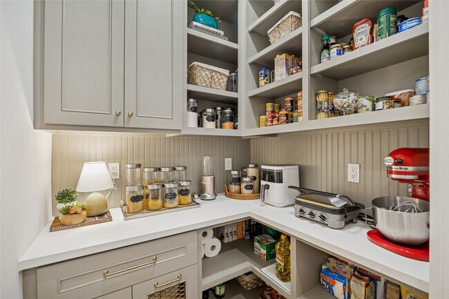 Building Photo - 2031 Sheridan St