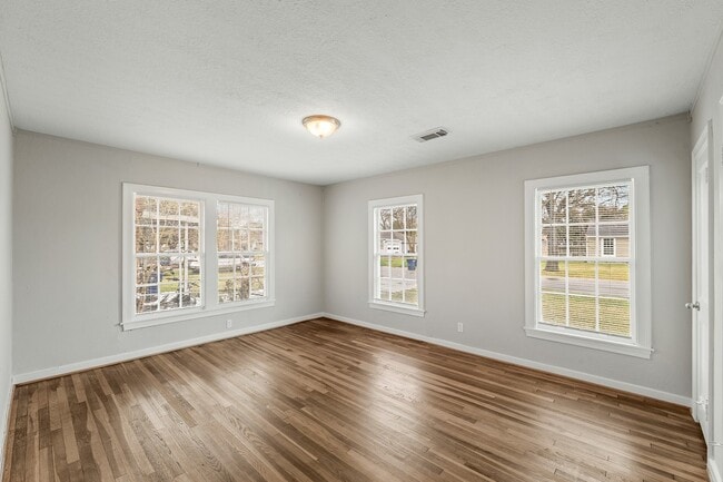 Building Photo - 1130 17th Ave N