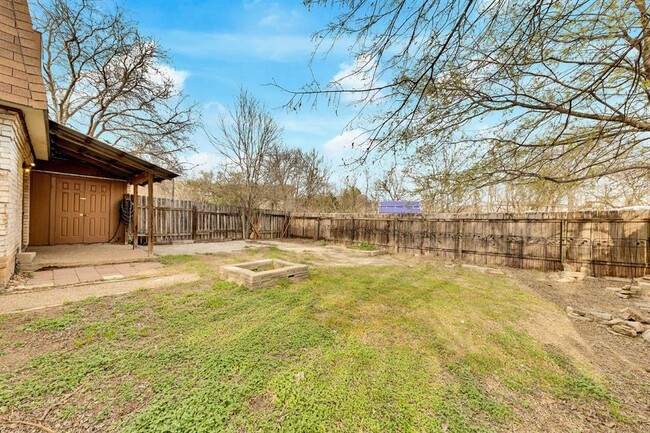 Building Photo - 2801 Skyway Cir