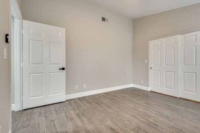 Building Photo - Gorgeous, recently renovated Green Valley ...