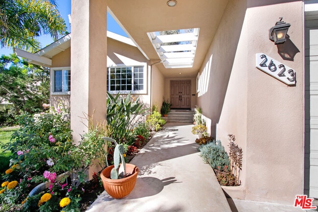Building Photo - 2623 S Beverly Dr