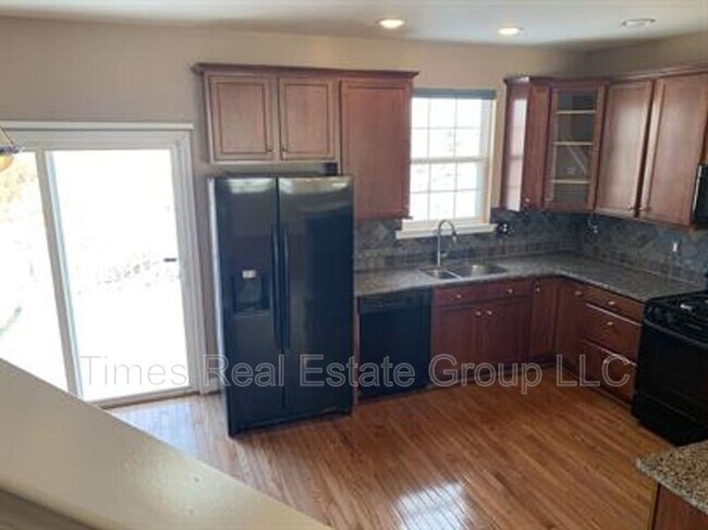 Building Photo - 436 W 5th Ave