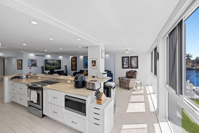 Building Photo - 3100 NE 49th St