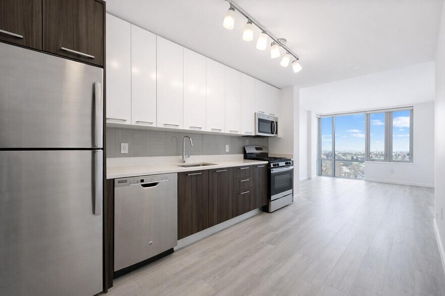 Building Photo - 1524 Sheepshead Bay Rd