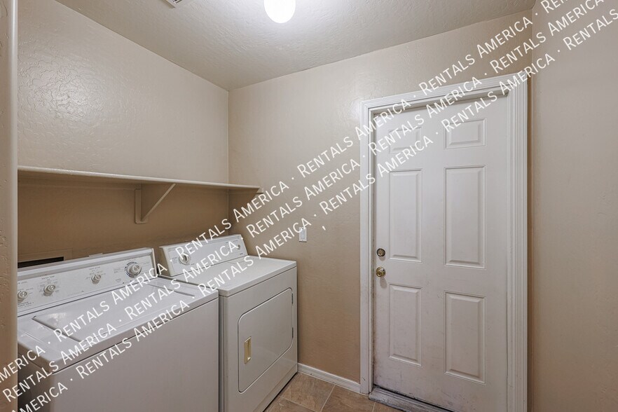 Building Photo - 12122 W Bloomfield Rd