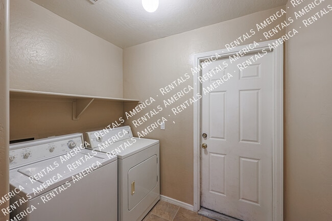 Building Photo - 12122 W Bloomfield Rd