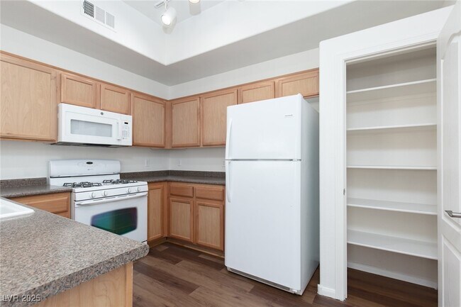 Building Photo - 2305 W Horizon Ridge Pkwy