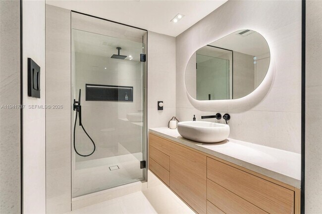 Building Photo - 16485 Collins Ave