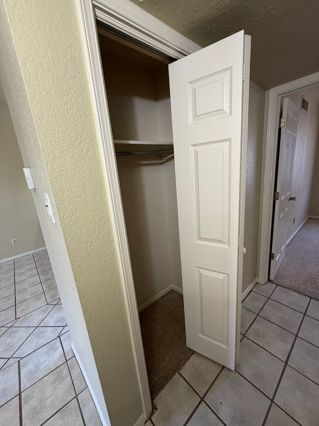 Building Photo - 2 Bedroom, 1 Bath Unit Available Now!